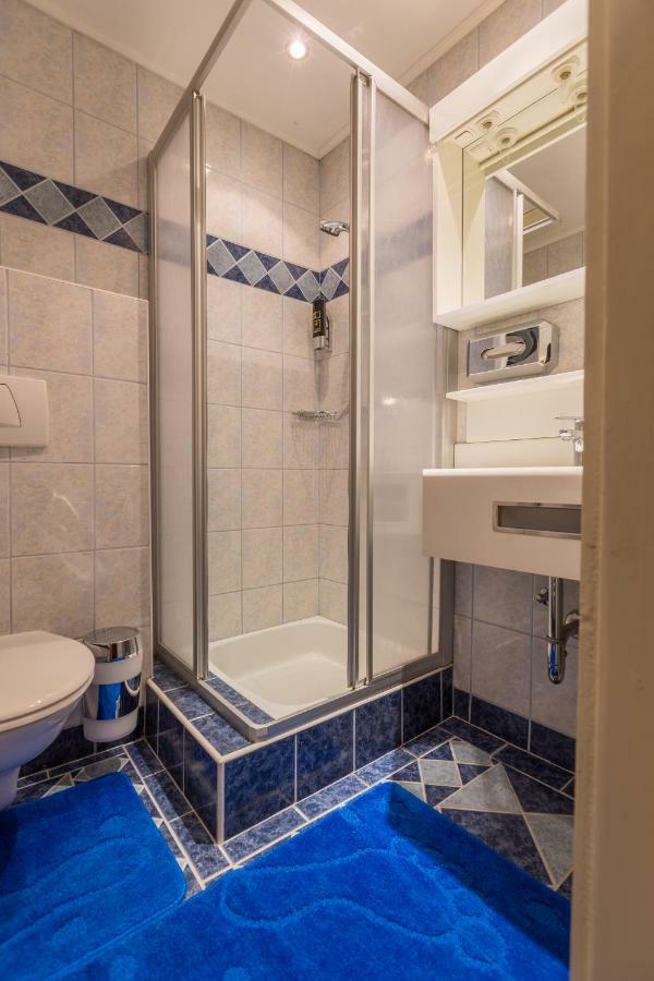 Party Hotel Taverne Обертауэрн Экстерьер фото
